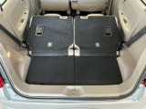 【ラゲージフロア】お客様に気持ち良く乗っていただけるよう、工具を使わず取り外せる部品は全て取り外し清掃しております。シート可動の場合は、シートを動かし裏側まで清掃を行っております。