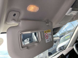 照明付きバニティミラーは運転席、助手席両席に装備しております。