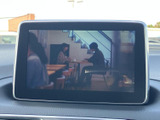 映像を画面に表示でき、停車中にテレビや映像を視聴したい場面で活用できます。画面の大きさも車内から確認しやすく、待ち時間などを過ごす際に、映像を楽しむ選択肢が広がります。