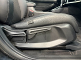 シートハイトアジャスターを装備!運転席の座面の高さを体格やお好みに合わせて調整できます。より自然な運転姿勢を取りやすく、前方の見やすさを調整できるのも嬉しいポイントです。