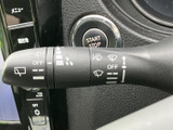 表示がレバー上にまとめられ、各種設定を目で確認しやすい仕様です。運転席から手元で操作できる位置にあり、天候の変化に応じた操作を行う際にも便利です。
