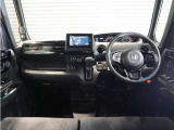 ◆インテリアパネル◆視界広々で非常に運転しやすくロングドライブでも疲れを感じさせないすっきりとまとまったインパネ周りです。