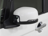 ◆ドアミラーウインカー◆ドアミラーにウインカーを装備しています。対向車に自身の進行方向を合図し安全に運転できます。