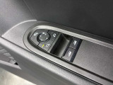 かつてはセンターパネルの航空機風トグルスイッチで操作する独特な配置が伝統でした。現行モデルでは利便性を考慮してドア側に配置されていますが、直感的でカチッとした心地よい操作感は健在です。