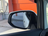 リバース連動ミラーを装備。後退時の路面を確認しやすく駐車をサポートしてくれます。