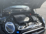 MINIの心臓部であるエンジンは、納車前に専任メカニックが丁寧に点検・整備を実施。細部までしっかり確認し、ベストなコンディションでお届けしますので、安心して快適なドライブをお楽しみいただけます。