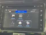 停車中にテレビや動画をお楽しみいただけます。長距離移動のお供に最適。後部座席の方も快適に過ごせますね。