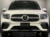 フロントグリル中央に大きく輝くスリーポインテッドスター。メルセデスベンツならではのステータスを強く感じる事ができます