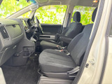 助手席から運転席まで見渡せる前席空間は、窓が大きく明るい印象です。左右のシートにはアームレストが備わり、足元にもゆとりが感じられます。落ち着いた色調で、同乗者もくつろげる室内です。