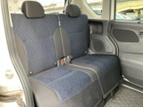 後席は左右に座席が並び、それぞれにヘッドレストとシートベルトを備えています。窓から外の景色を楽しめる開放感があり、同乗者にも落ち着いて過ごしていただける空間です。