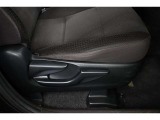運転席シートリフター装備!シートの上下調整で運転操作の視界を確保できます。