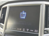 画面に各種メニューが表示され、ナビやオーディオなどの項目を確認しやすい構成です。目的地の設定や音楽の選択など、日常の移動をサポートする装備として活用いただけます。