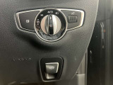 メモリー付きパワーシートが装備されている車両はシートの位置・ドアミラーの角度・ハンドルの位置を3名まで記憶出来ます。