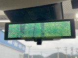 【インテリジェントルームミラー】後席の大きな荷物や同乗者で後方が確認しづらい時でも安心!カメラが撮影した車両後方の映像をルームミラー内に表示。クリアな視界で状況の確認が可能です!