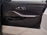 BMWのドアを閉めた時の重厚感は所有者様の満足度を高めてくれます。