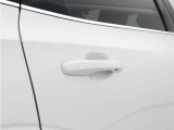 ひときわ印象的なT字型のLEDヘッドライトは、新世代のボルボを象徴するユニークなアイコンとなっています。LEDデイタイム・ランニング・ライトやポジションライト、ウインカーの役割も果たします。