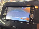 【バックカメラ】運転席から画面上で安全確認ができます。駐車が苦手な方にもオススメな便利機能です。