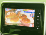 テレビ番組の映像を表示できるモニターを装備しています。停車中にニュースや情報番組などを楽しめるため、休憩時間の過ごし方にも便利。画面の内容を確認しやすい位置です。