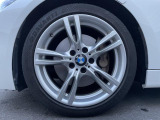 BMWならではの卓越した走りを支えるホイールと足回りです!日本車の走りに慣れている方にもぜひ体感して頂きたいほど、高いレベルでまとまっています!純正18インチアルミホイール。