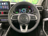 インテリアに合わせたデザインのステアリングは、運転される方のことも考え、運転しやすい形状、大きさです。是非一度、実際に触ってお確かめください。