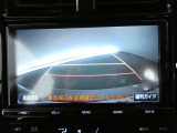 バックガイドモニター付き。車両後方の映像をナビ画面に表示し、駐車などの後退操作をサポートします。