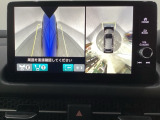 マルチビューカメラの中にフロント・サイドビューカメラシステムを装備。樹木やブロック塀などで左右の見通しが悪い場所、狭い路地や駐車場などでクルマの前方向や両サイドの視界をサポートする便利な機能です。
