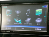 FM・AMやディスク、USBなど複数の音源が画面に表示されています。使いたい項目を選びやすく、日常の移動中にお好みの音楽を楽しめる装備です。