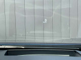 ヘッドアップディスプレイを装備。運転席前のフロントガラスへ情報を表示し視線移動を減らし危険を低減します。