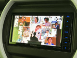停車中は画面でテレビや映像を視聴でき、待ち時間も車内でゆったり過ごせます。画面表示を確認しやすく、操作ボタンも隣にまとまっていて扱いやすい装備です。