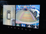 後方の映像に加えて車両周囲の表示も確認でき、駐車時の周囲確認をサポートします。画面のガイド表示を目安にしながら、目視も併用してゆっくり駐車いただけます。
