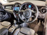 MINIの内装はとにかく『円』に拘ったデザインコンセプトが一目で伝わってきます。これほど円形に拘った車は他に御座いません。伝統のデザイン、トグルスイッチなど遊び心のある内装です。