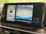車両周囲と後方の様子を画面で確認でき、駐車時の安全確認をサポートします。ガイド表示もあり、周囲との距離感をつかみやすく、車庫入れや狭い場所での取り回しに役立ちます。