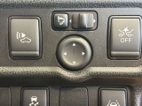 狭い駐車場で便利な電動格納ドアミラーが付いています。