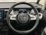 ハンドルにHondaセンシング系のクルーズコントロールやレーンキープアシストなどのスイッチと、オーディオの操作スイッチが装備されています。ハンドルから手を離さず安全に操作できます。