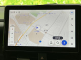 現在地周辺の道路や地名が画面に表示され、目的地設定や検索メニューも利用できます。地図を確認しながら行き先を選べるため、初めての場所へ向かう際にも役立ちます。