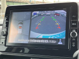 後方の映像に加えて車両周辺の表示も確認でき、駐車時の後方確認をサポートします。画面内の目安表示も参考にできるため、駐車スペースへ後退する際に役立つ装備です。