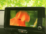 テレビ映像を表示できる画面を備えており、停車中の待ち時間などに映像をお楽しみいただけます。画面表示が大きく、内容を確認しやすいのも便利なポイントです。