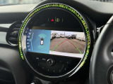 後方の映像を車載画面に表示するバックカメラ。駐車や車庫入れをサポートし、ガイドラインで距離や角度を確認でき、安全でスムーズな運転を助けます。