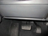 前面衝突時に下肢へのダメージを軽減する運転席SRSニーエアバッグを装備!
