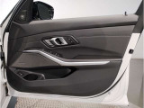 BMWのドアを閉めた時の重厚感は所有者様の満足度を高めてくれます。