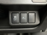 運転席下部に並ぶスイッチには、車両の挙動や周囲の状況に関わる機能がまとめられています。図柄で内容を確認できるため、必要な設定を把握しやすく、日常の運転をサポートする装備です。