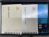 スマートキーは鍵をバッグに入れたままでもドアロックの開閉やエンジンのON・OFFができます。夜間や雨の日も鍵を探さなくて良いので便利です。