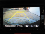 バックカメラの画像です。ガイドラインがスムースな車庫入れをサポートいたします。車庫入れの安心感がアップしますね。