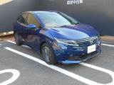 車内の室温を自動で一定に保ってくれる便利なオートエアコンが付いています。温度を設定するとクルマがエアコン噴出し温度を上げたり下げたり風量を変えたりしてくれるので運転に集中が出来ますよ。