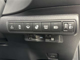 寒冷地仕様に装備されるウィンドシールドデアイサースイッチです。雪だまりや、凍結によりワイパーが動かなくなることを防止するために、一部フロントガラスに熱線が入ります。