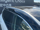 スタイリッシュなルーフレールを装備しています。