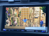 画面には映像が大きく表示され、車内での視聴にも活用できる装備です。画面下部には時刻表示もあり、運転中以外の待ち時間など、日常のさまざまな場面で便利にお使いいただけます。