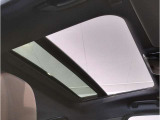 【サンルーフ】高級車のマストアイテムのガラス・サンルーフ。開放感のある室内空間を演出してくれます。
