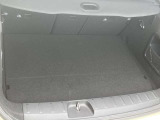 使い勝手の良いトランクスペースを確保し、荷物もしっかり収納可能。お買い物はもちろん、旅行やアウトドアなど様々なシーンで活躍する実用性の高いラゲッジルームです。
