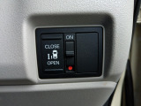 片側電動スライドドア。荷物で手が塞がる時など簡単にドアの開閉が出来ます。何より力いらずで開閉OK。女性やお年寄りにも優しい。電動機能はOFFにもできますから元気なお子様の駆け出しも安心。